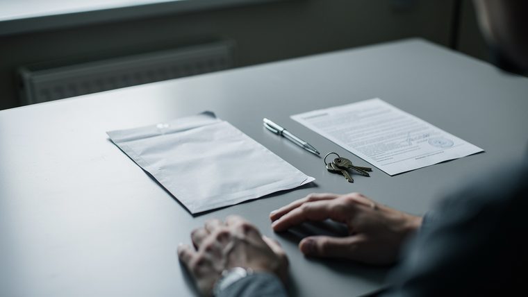 Повістка та документи на столі